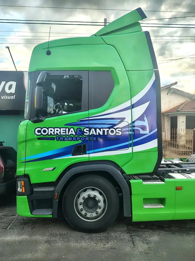 Caminhão Correia e Santos envelopado pela Nova Comunicação Visual