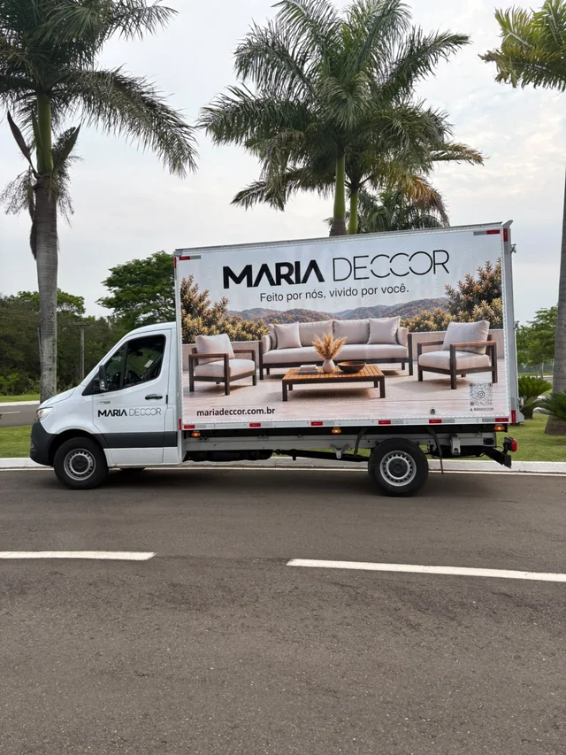 Vista lateral completa do veículo comercial adesivado da Maria Decor