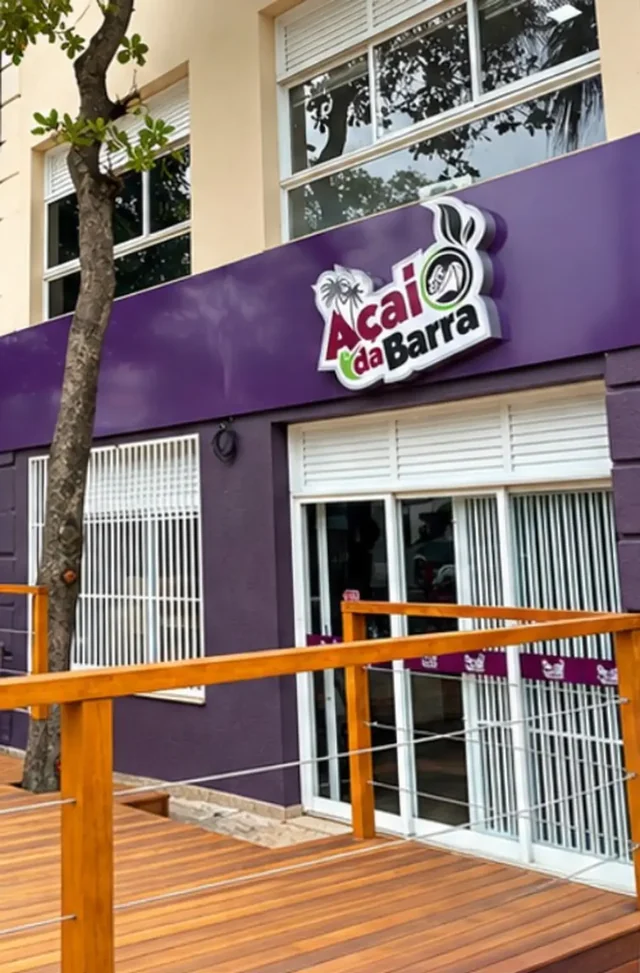 Detalhe vertical da fachada do Açaí da Barra