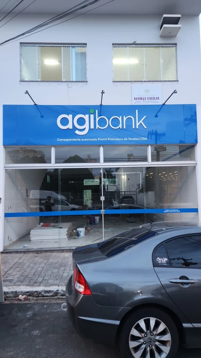 Fachada de unidade Agibank executada pela Nova Comunicação Visual