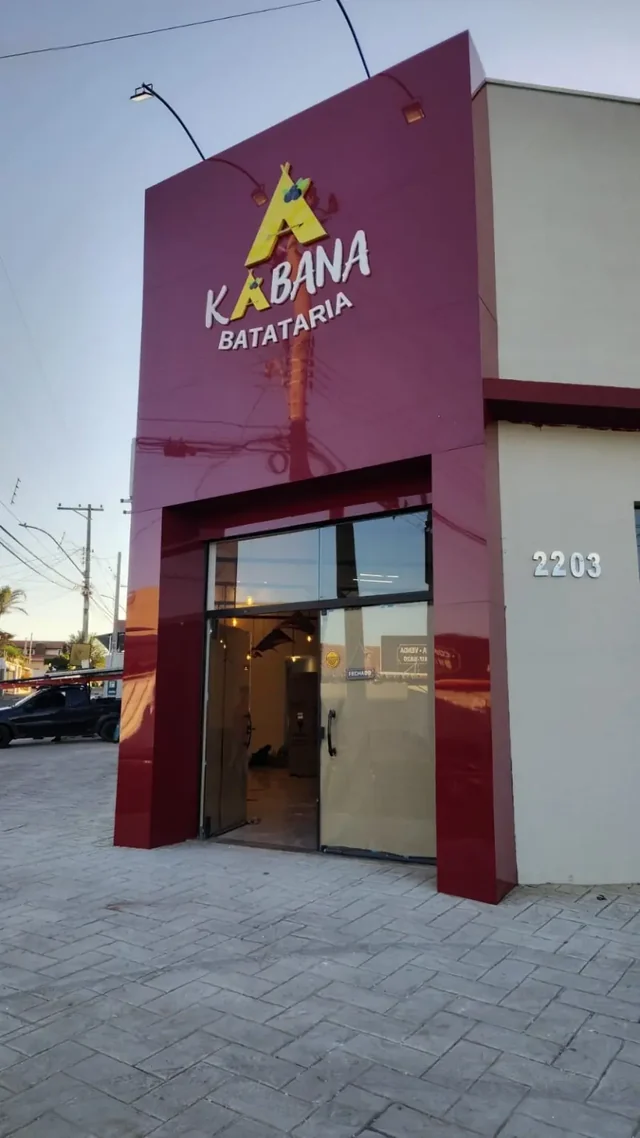 Fachada em ACM da Kabana Batataria executada pela Nova Comunicação Visual