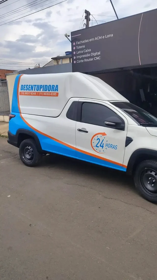 Veículo comercial envelopado pela Nova Comunicação Visual