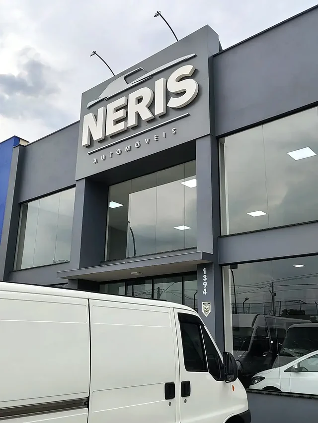Letras caixa instaladas na Neris Automóveis