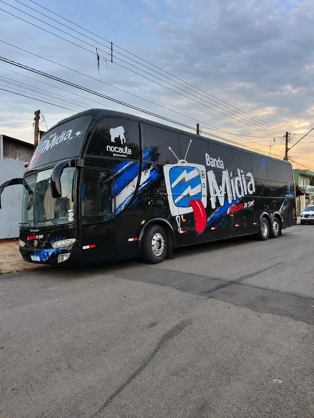 Ônibus da Banda Mídia depois do envelopamento executado pela Nova Comunicação Visual