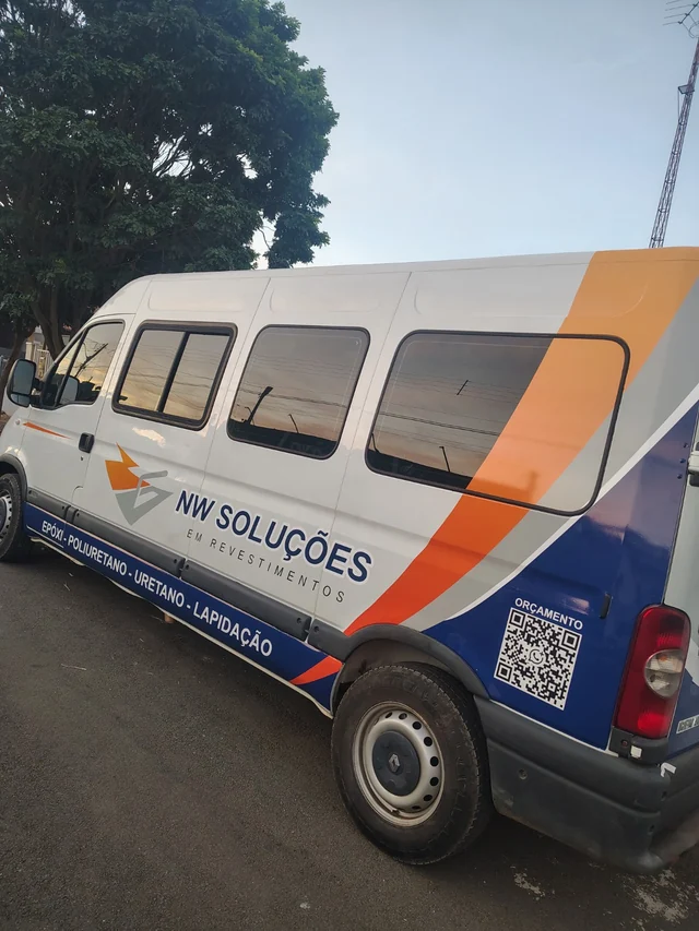 Van da NW Soluções com adesivação parcial executada pela Nova Comunicação Visual