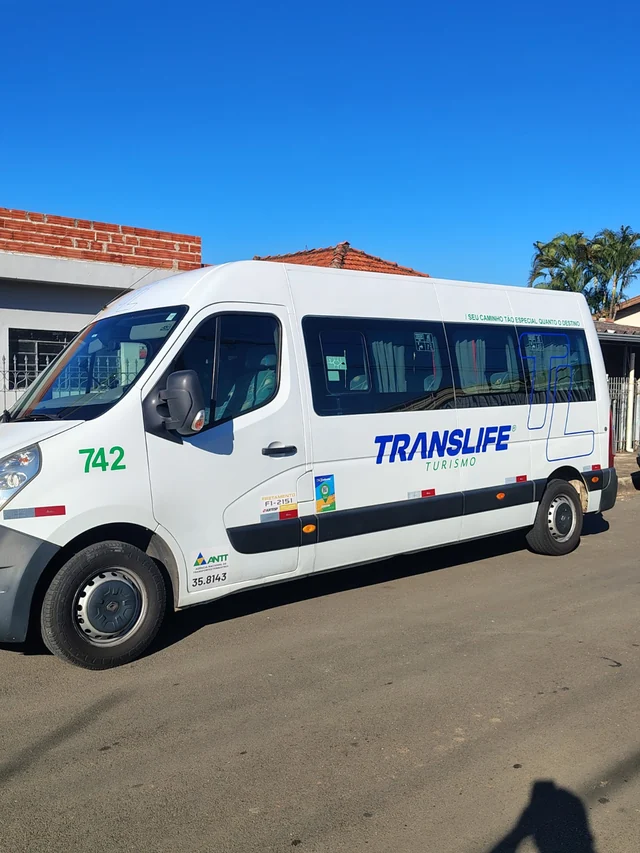 Van da Translife com marca e informações organizadas para leitura em movimento